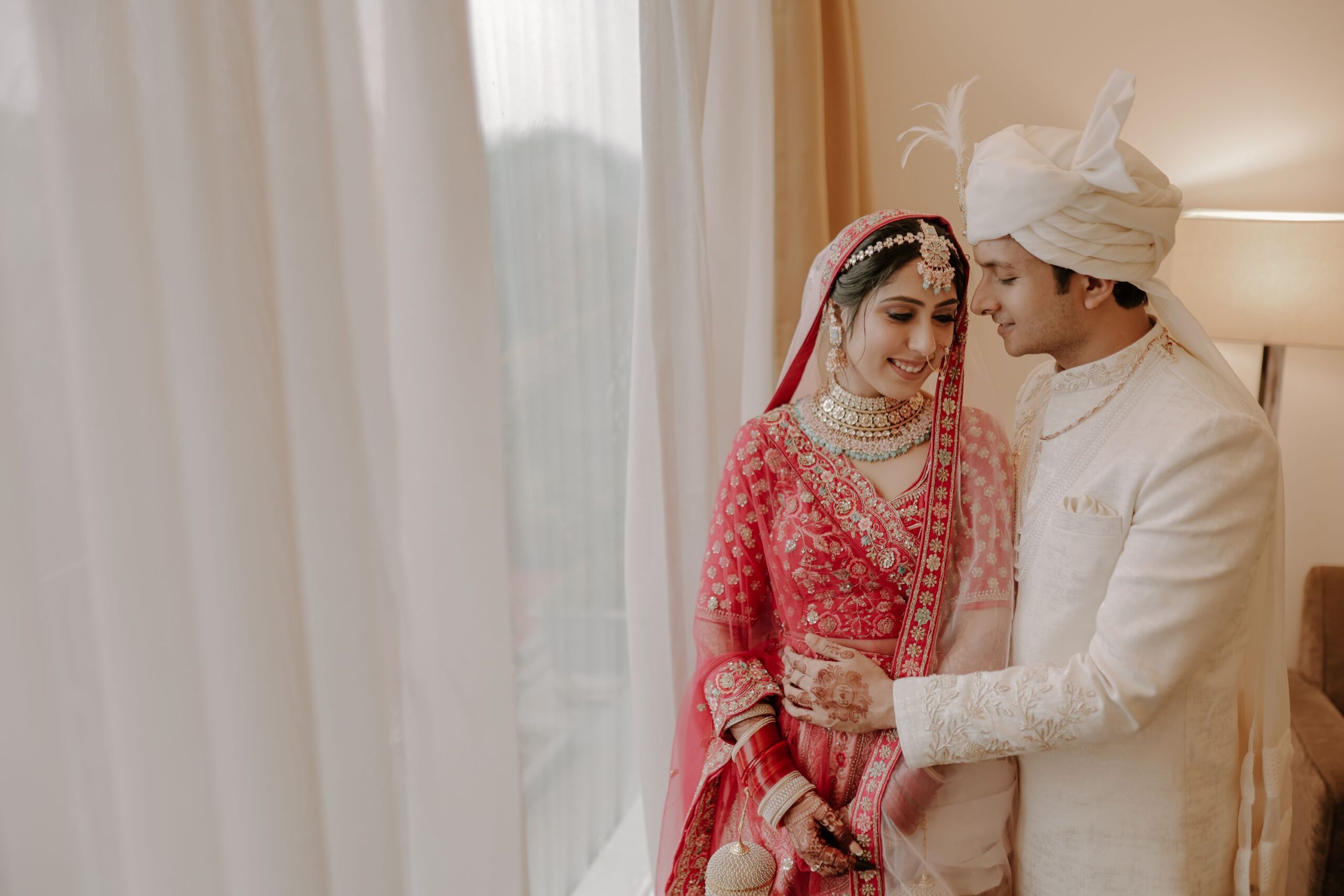 6 Romantic Wedding Poses For Indian Couples That Is A Must